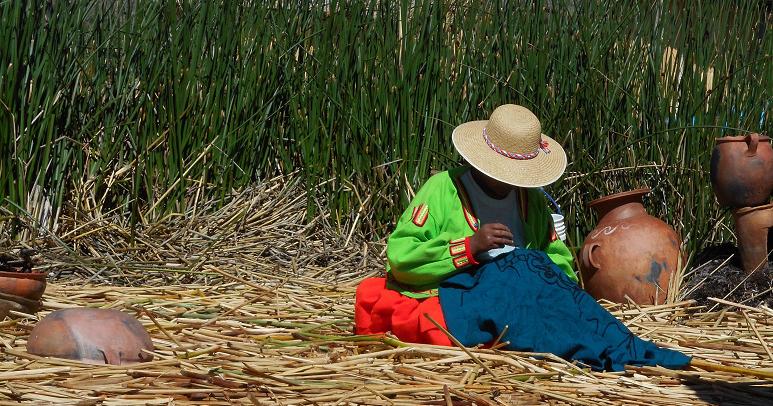 strickende Frau auf der Schilfinsel