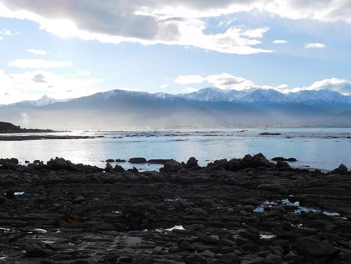 Meer und schneebedeckte Berge