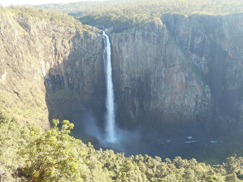 der längste, einstufige Wasserfall Australiens (268m)