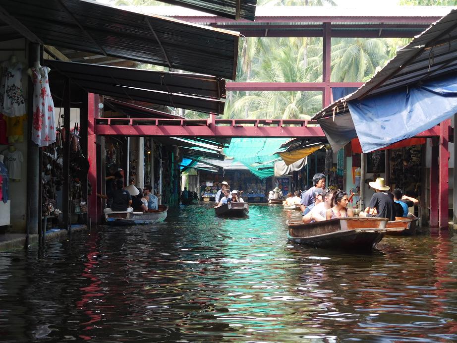 durch die Stände des Floating Markets