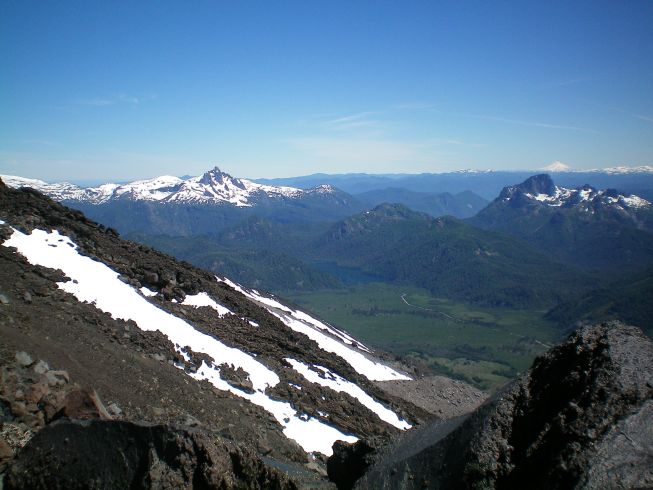 Das ist oben auf dem Lanin. rechts hinten kann man den Villarica in Chile erkennen