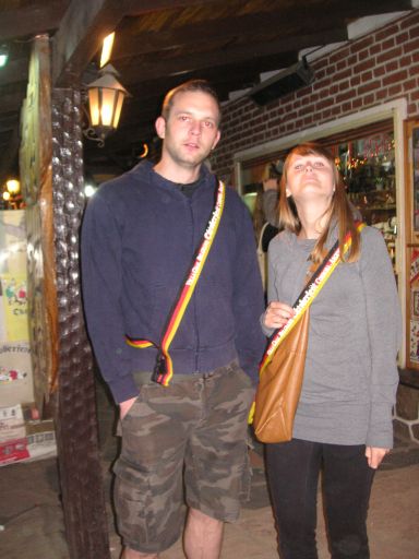 Jenni und ich.. Das sind übrigens so tolle Umhängegurte wo man unten seinen Bierkrug fest machen kann..