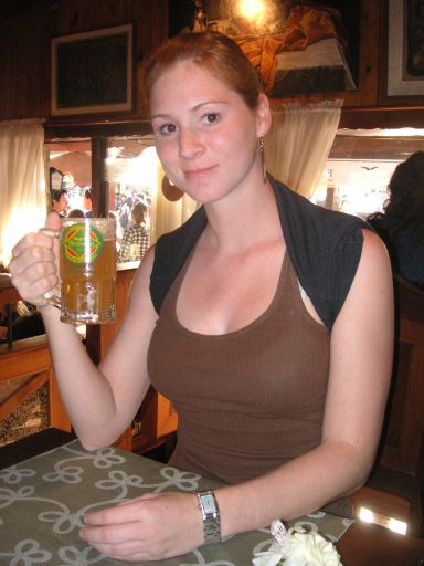 Anja bei ihrer Lieblingsbeschäftigung.. In der Kneipe hab ich übringens noch 2 Flaschen Bier geklaut fällt mir grade ein :)
