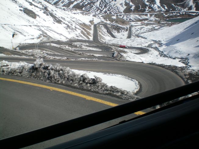 So sieht dann die Straße den Berg runter aus.. direkt hinter der Grenze.. wo unser Busfahrer dann die ganzen LKW's überholt hat in den Kurven.. :)