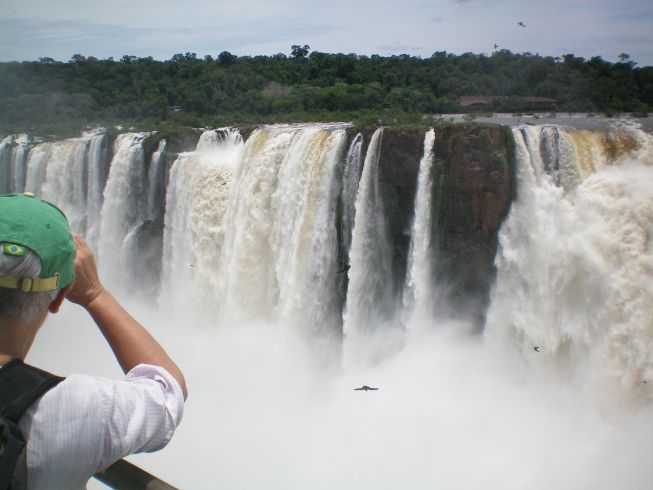 "Garganta der Diablo" sieht man nicht richtig ist weiter rechts aber da stürzt das Wasser 70m in die Tiefe.. Den Grund kann man aber garnicht sehen da wenn man runterschaut nach ca 30m alles nur noch eine einzige weiß Wasserwolke ist..