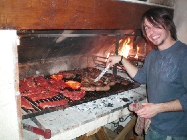 Santi beim Asado machen